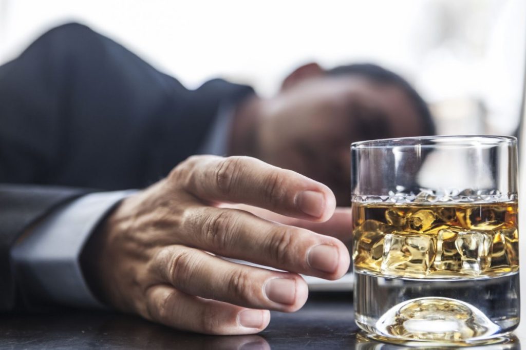 Miért nem ihatsz többé „normálisan”? – Az alkoholizmus valódi működése