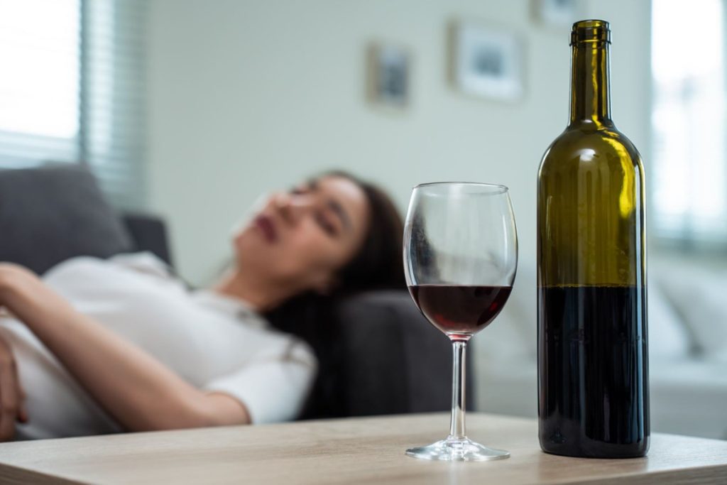 Milyen rejtett és finom jelekből ismerhető fel a női alkoholizmus a családon belül?